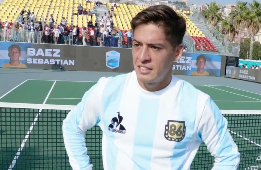 Sebastián Báez le ganó 7-5 y 7-6 a Sonego por la primera ronda del ATP 250 de Napoli y festejó su victoria con una camiseta de Diego Maradona.