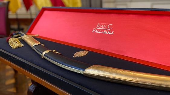 El orfebre argentino Juan Carlos Pallarols hizo entrega al burgomaestre limeño, Rafael López Aliaga, del calco del sable corvo del Gran Capitán.