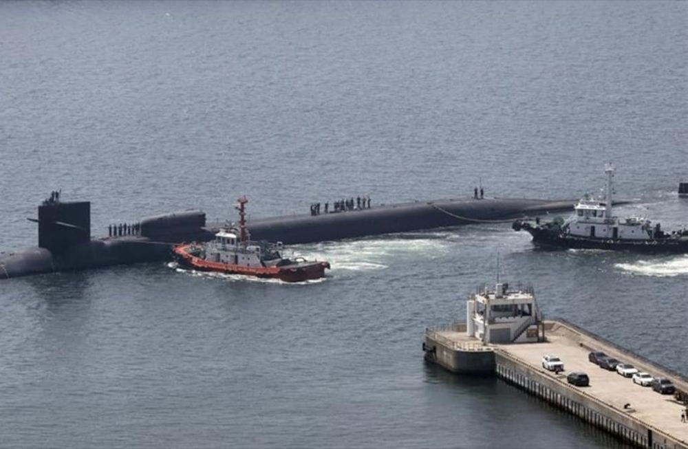 El submarino de propulsión nuclear porta misiles guiados estadounidense USS Michigan (SSGN-727), de la clase Ohio, atracando en una base naval de la ciudad de Busan, Corea del Sur.
