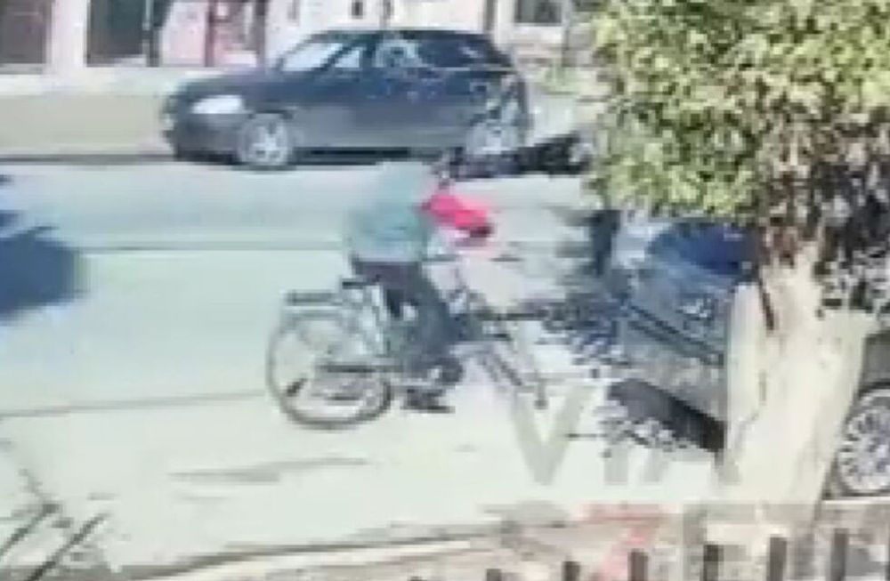Video: un delincuente le robó una bicicleta a un jubilado y vecinos lo ...