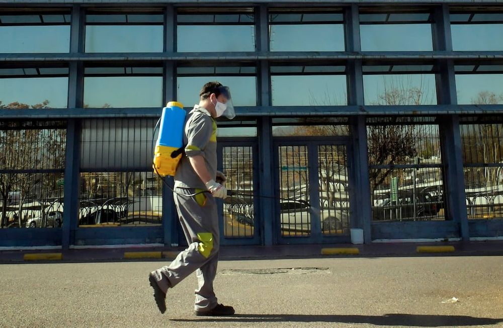 Tras recibir el llamado con dudas y una vez que el hisopado da positivo, se aisla a pacientes y contactos y se desinfectan las áreas donde se hayan desenvuelto Foto: Orlando Pelichotti / Los Andes