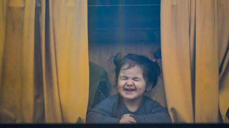 Los Andes | Foto ilustrativa de una niña que sonríe a pesar de que lo que lo rodea no es lo mejor.