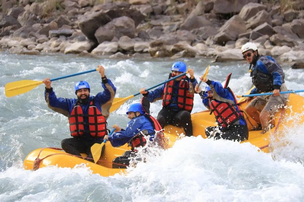 Ikatu Viajes hace rafting en Potrerillos con recorridos de 12 km y servicio completo de seguridad.