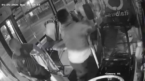 Violencia en Flores: un chofer de colectivo peleó con un pasajero y el micro avanzó sin control.