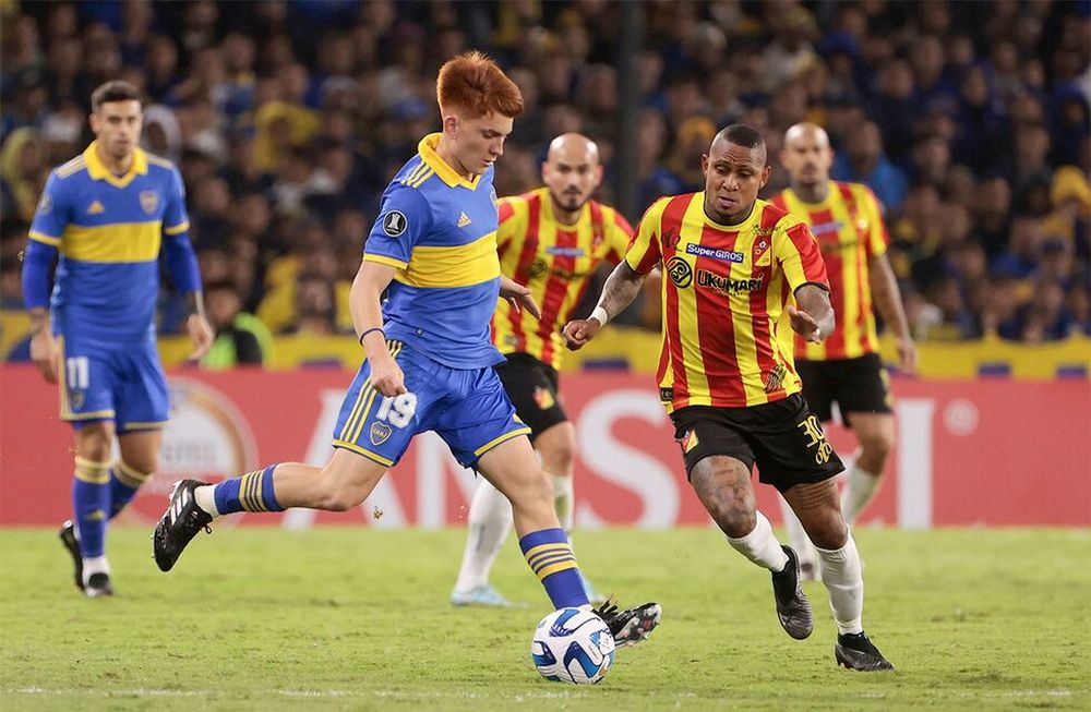Valentín Barco (i) de Boca disputa un balón con Arley Rodríguez de Pereira hoy, en un partido de la fase de grupos de la Copa Libertadores entre Boca Juniors y Deportivo Pereira en el estadio La Bombonera en Buenos Aires (Argentina). EFE/Juan Ignacio Roncoroni