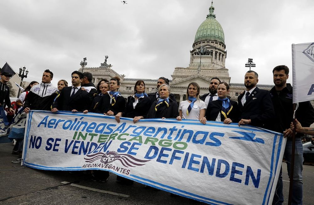 Bajo la consigna “Aerolíneas Argentinas no se vende, se defiende”, gremios aéreos marchan frente al Congreso. (Gentileza La Nación)