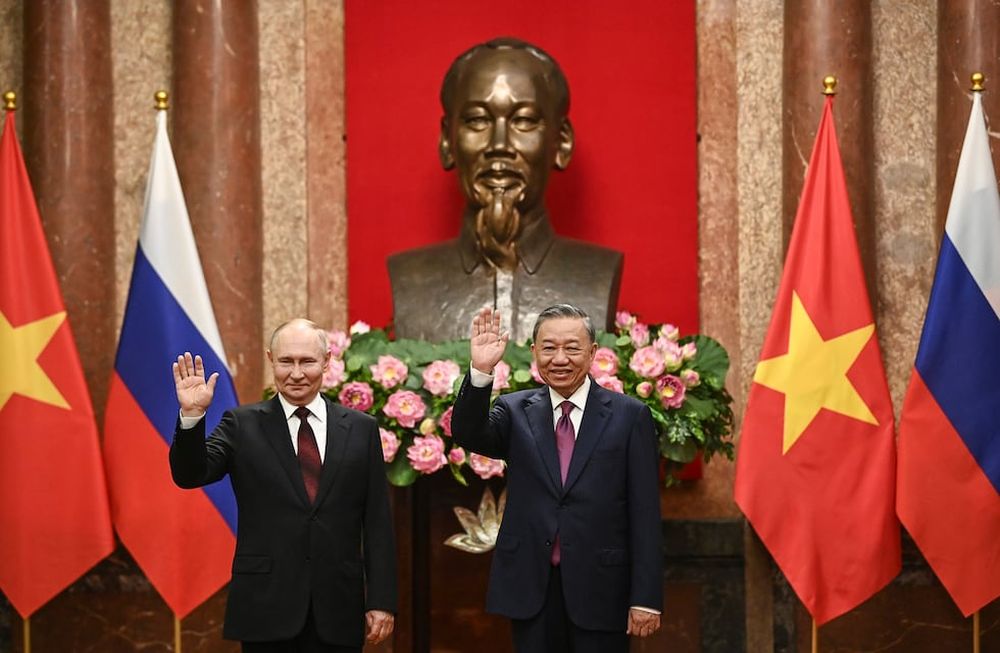 El presidente de Rusia, Vladímir Putin, a la izquierda, y el presidente de Vietnam, To Lam, posan para fotos en el Palacio Presidencial en Hanoi, Vietnam, el jueves 20 de junio de 2024. (Nhac Nguyen/Pool Foto via AP)
