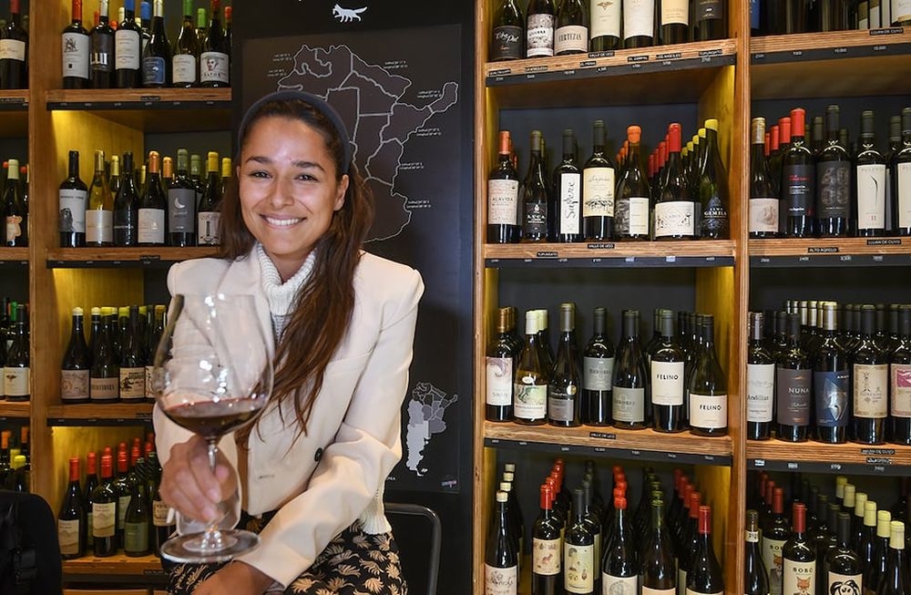 Florencia Dibattista, conocida en instagram como @flordebodegas, busca acercar las bodegas a los visitantes. Foto: Marcelo Rolland / Los Andes