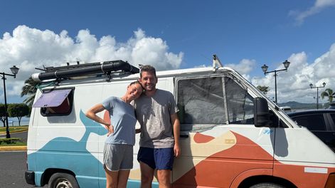 Captados en Panamá: Florie Seneclauze (33) y Ricardo Ambrosio (41) salieron desde Argentina en 2023 y quieren llegar a Alaska en su Renault Trafic