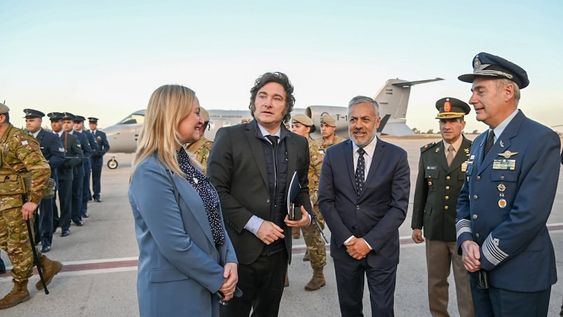El gobernador Alfredo Cornejo y la vicegobernadora Hebe Casado junto al presidente Javier Milei, en su última visita a Mendoza