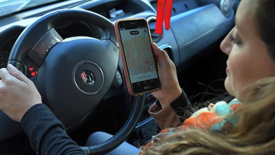En Mendoza funcionan 1.160 Uber habilitados y 550 vehículos Cabify;  que conviven con 1.500 taxis, 500 remises; y cerca de 4.000 vehículos ilegales. Foto: Ignacio Blanco / Los Andes