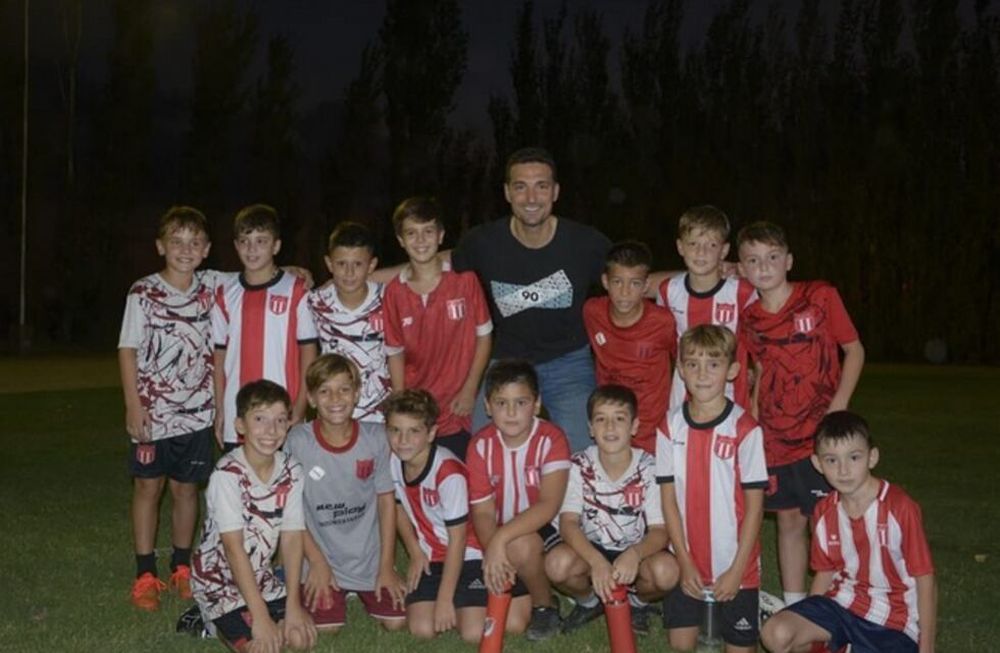 El DT de la Selección se encuentra en su pueblo natal y visitó uno de los clubes de fútbol para saludar a los jugadores. Instagram CAP.