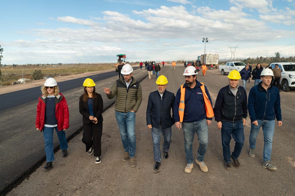 El gobernador, Alfredo Cornejo, recorriendo las obras de la Variante Palmira. 