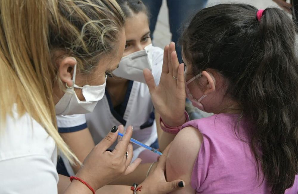 El personal de vacunación acompañó a los niños ante la difícil tarea. / Orlando Pelichotti