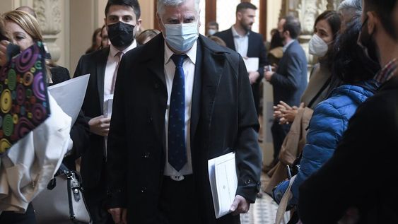 El jefe del bloque de diputados de Córdoba Federal, Carlos Gutiérrez con la propuesta de aumenta el corte en el combustible (Foto: Federico López Claro)