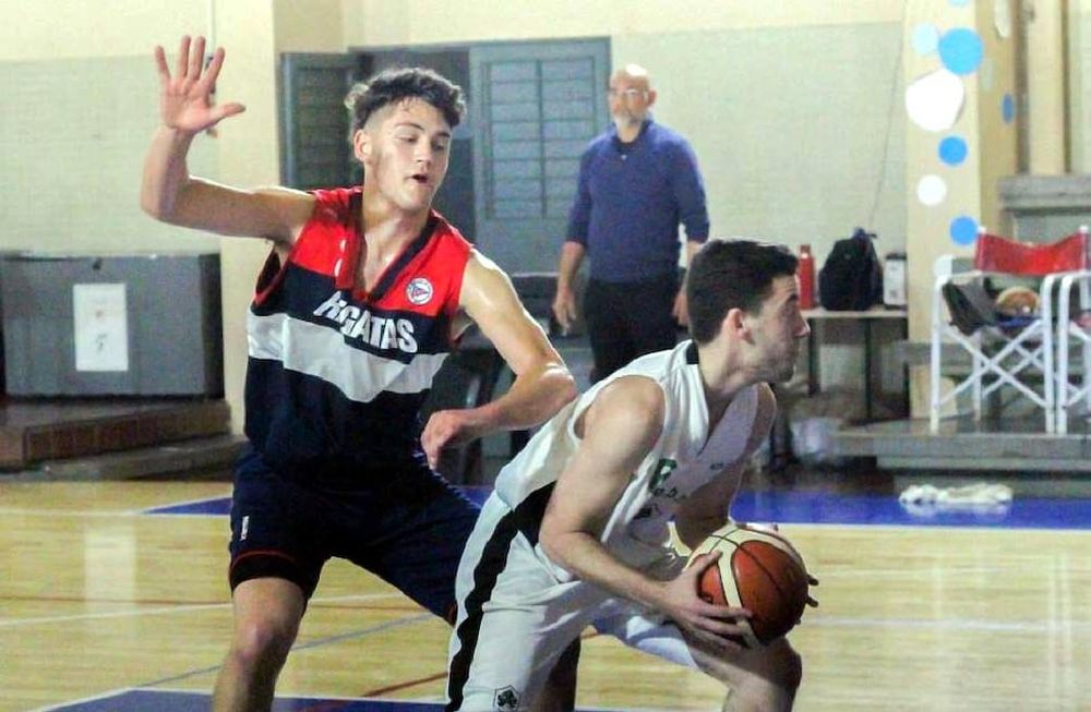 Regatas continúa líder e invicto