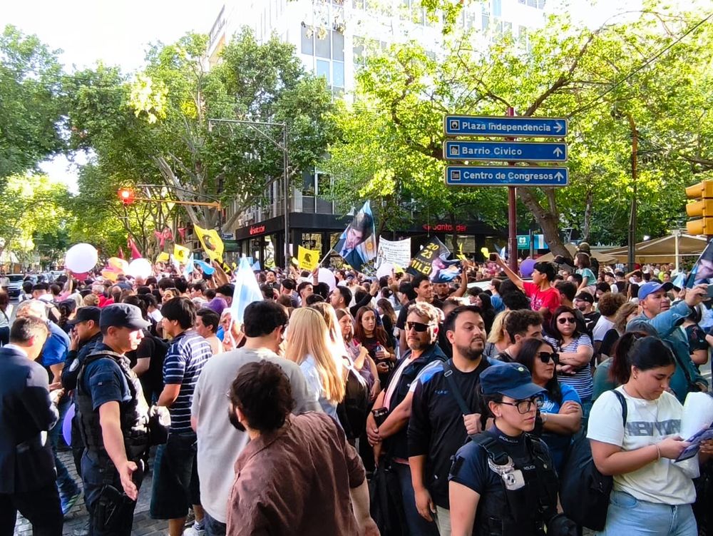 Multitudinaria manifestación en Mendoza en apoyo a Milei