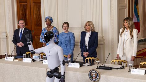 La primera dama de Estados Unidos, Melania Trump se mostró junto a un robot mientras pronuncia un discurso en la mesa redonda de la Cumbre de la Coalición Global Fomentando el Futuro Juntos, celebrada en el Salón Este de la Casa Blanca en Washington, D.C.,