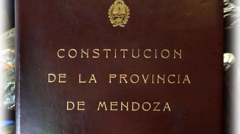 La Constitución de Mendoza, en su Art.1 dispone: “La Provincia de Mendoza es parte integrante e inseparable de la Nación Argentina y la Constitución Nacional es su ley suprema”.