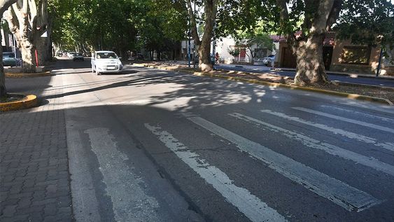Viejos carriles, algunos casi tienen casi 80 años y fueron cruciales para el tránsito y hoy siguen en perfecto estado.Carril Cervantes de Godoy Cruz, con arreglos y remodelaciones.Foto José Gutierrez