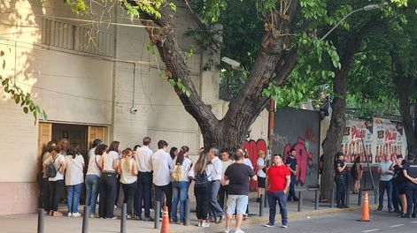 Los Andes | Inés Tessi, Superiora General de la Congregación de las Hermanas Esclavas del Corazón de Jesús, acompañó a las familias que arribaron esta tarde desde Córdoba - Foto Los Andes