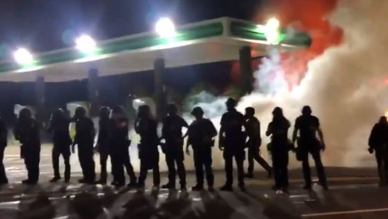 Otro ciudadano afroestadounidense murió cuando policías blancos le dispararon por la espalda y el incidente desató una nueva ola de protestas.