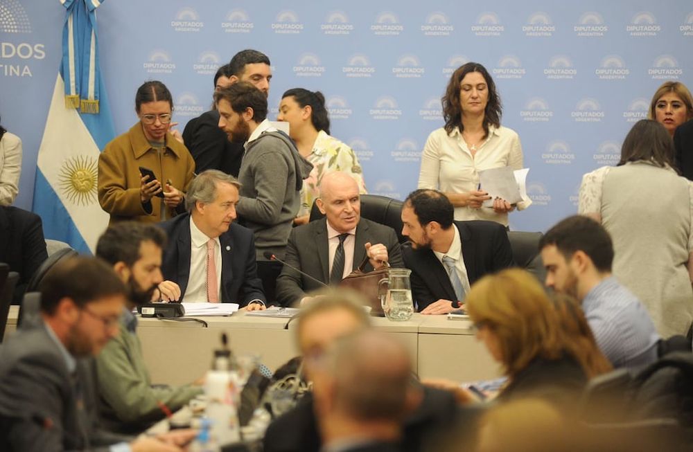 De izquierda a derecha, los diputados Nicolás Mayoraz, José Luis Espert y Santiago Santurio, presidentes de las comisiones que debaten la Ley Bases (Foto: Federico López Claro)