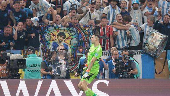 GR7042. LUSAIL (CATAR), 18/12/2022.- Emiliano Martínez de Argentina reacciona tras atajar un penalti hoy, en la final del Mundial de Fútbol Qatar 2022 entre Argentina y Francia en el estadio de Lusail (Catar). EFE/ Juan Ignacio Roncoroni
