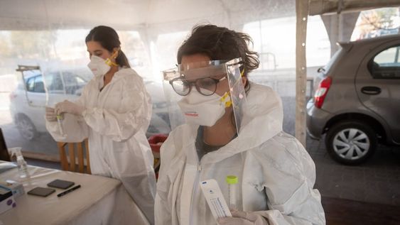 Las técnicas en Laboratorio Calel Salinas y Carolina Luque preparando el material para hacer hisopados. Foto: Ignacio Blanco / Los Andes
