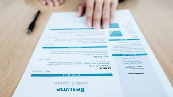 Armar un CV o una hoja de vida es el primer paso para iniciar la búsqueda laboral. El Portal de empleo te permite subir tus datos y descargar un documento con el CV armado.