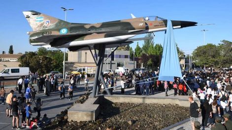 Se trata de medidas que otorgarán reconocimientos a los argentinos que lucharon por la recuperación del archipiélago usurpado. / Foto: Marcelo Rolland / Los Andes
