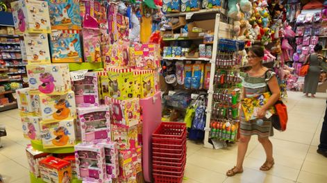 Las compras de Navidad requerirán alrededor de $3.500 este año. Foto: Ignacio Blanco / Los Andes