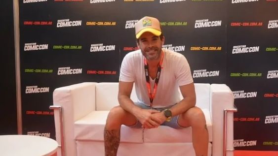 El actor dijo presente en la Comic-Con y publicó la fotografía en sus redes, donde además publicita sus nuevos proyectos. Foto: Redes.