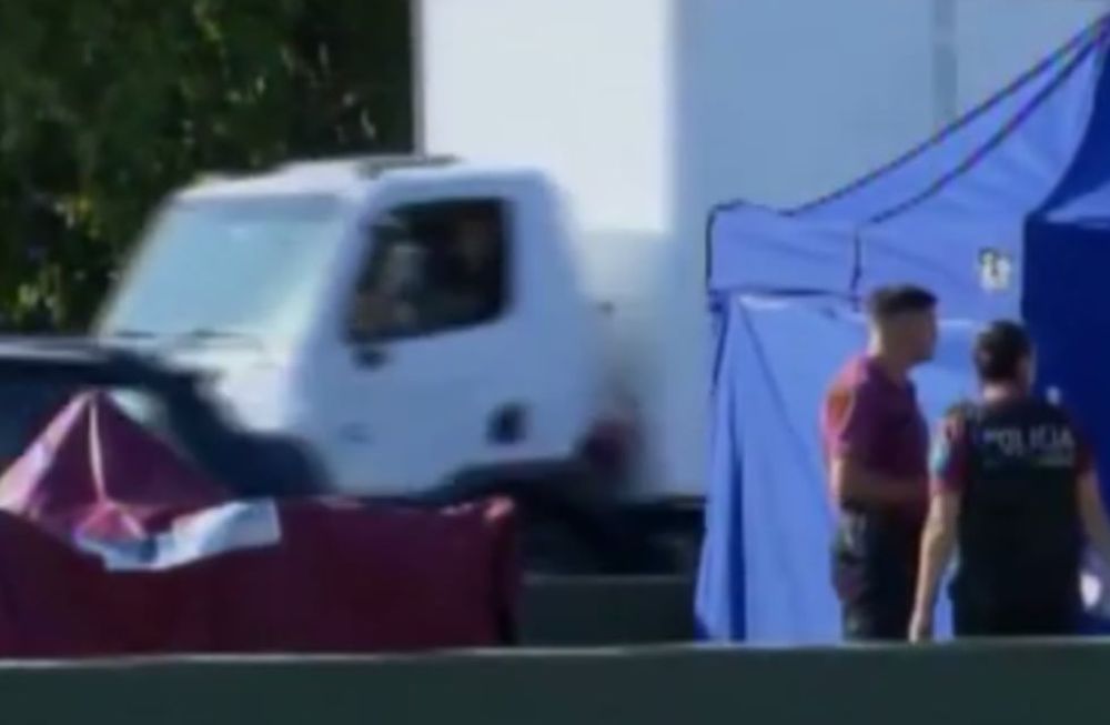 Todo se inició en la calle Carabobo cuando un automóvil Peugeot 207, en el que viajaban tres personas, detuvo su marcha por un altercado. Foto: Captura video TN.