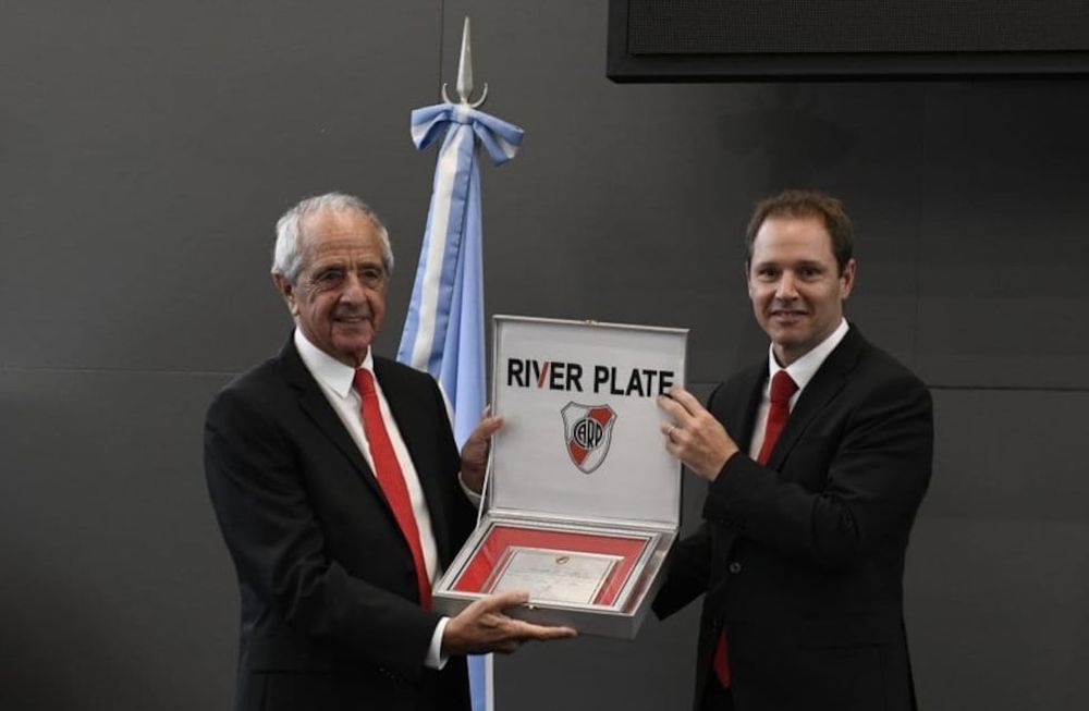 El flamante presidente del Millonario tomó el mando y despidió a Rodolfo DOnofrio, a quien le entregaron una plaqueta por sus ocho años al frente del club. / Gentileza.