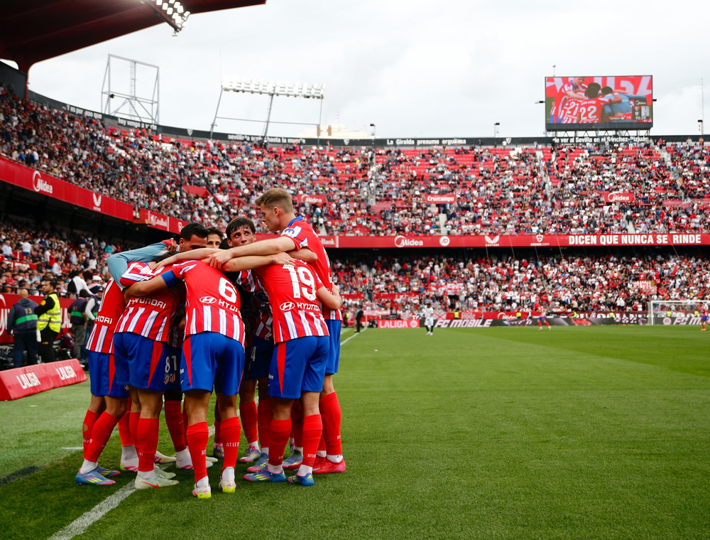 Atlético de Madrid ganó, y sigue prendido en la pelea