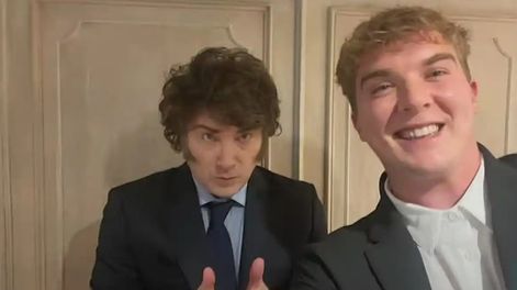 Hayden Mark Davis junto a Javier Milei