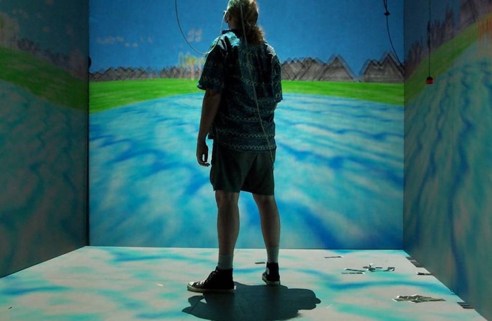 Una buena definición de educación podría ser aprender a vivir la realidad. Y no solo transitarla como zombies conectados a un sistema en el que estamos tan cerca, tan adentro, que no lo alcanzamos a percibir.