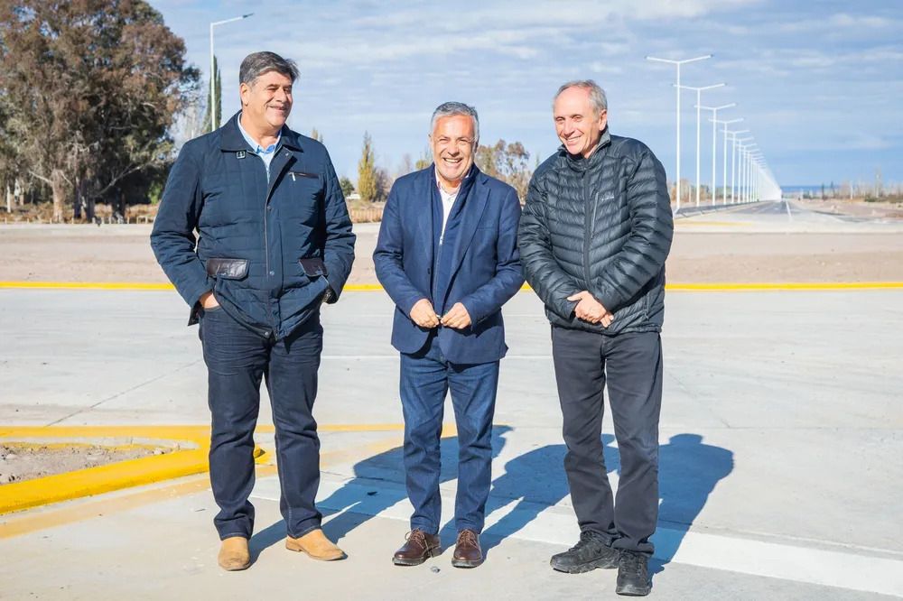 Los intendentes Mario Abed (Junín) y Raúl Rufeil (San Martín) junto con el gobernador Alfredo Cornejo.