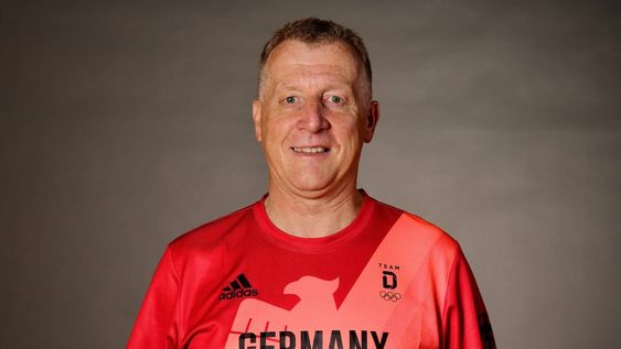 El director deportivo de la Federación Alemana de Ciclismo fue expulsado de los Juegos Olímpicos Tokio 2020 por insultos racistas. / Gentileza.