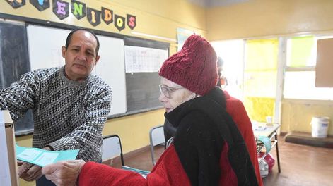 Los Andes | Elecciones provinciales PASO 2023 en la provincia de Mendoza.En la Escuela Rafael Obligado de Guaymallén, Los votantes ingresaban para votar en una mañana electoral tranquila pero fría.Hilda, una abuela de 85 años en el momento de emitir su votoFoto: J