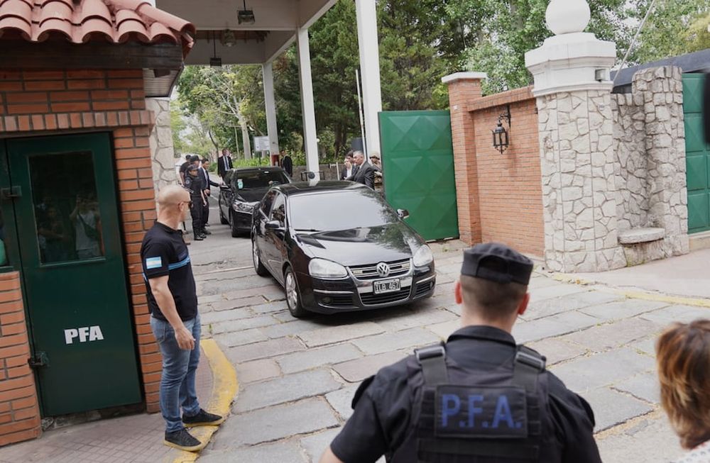 Javier Milei saliendo de la Quinta de Olivos tras la reunión con Alberto Fernández.