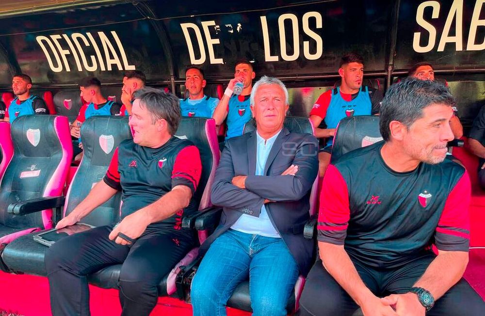 Néstor Gorosito, debutando en el banco de suplentes de Colón. (ESPN)