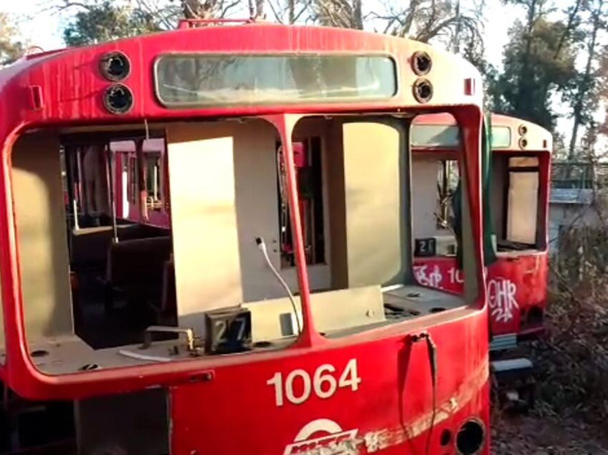 Vagones abandonados del Metrotranvía, refugio y guarida de delincuentes: el reclamo de vecinos de Maipú