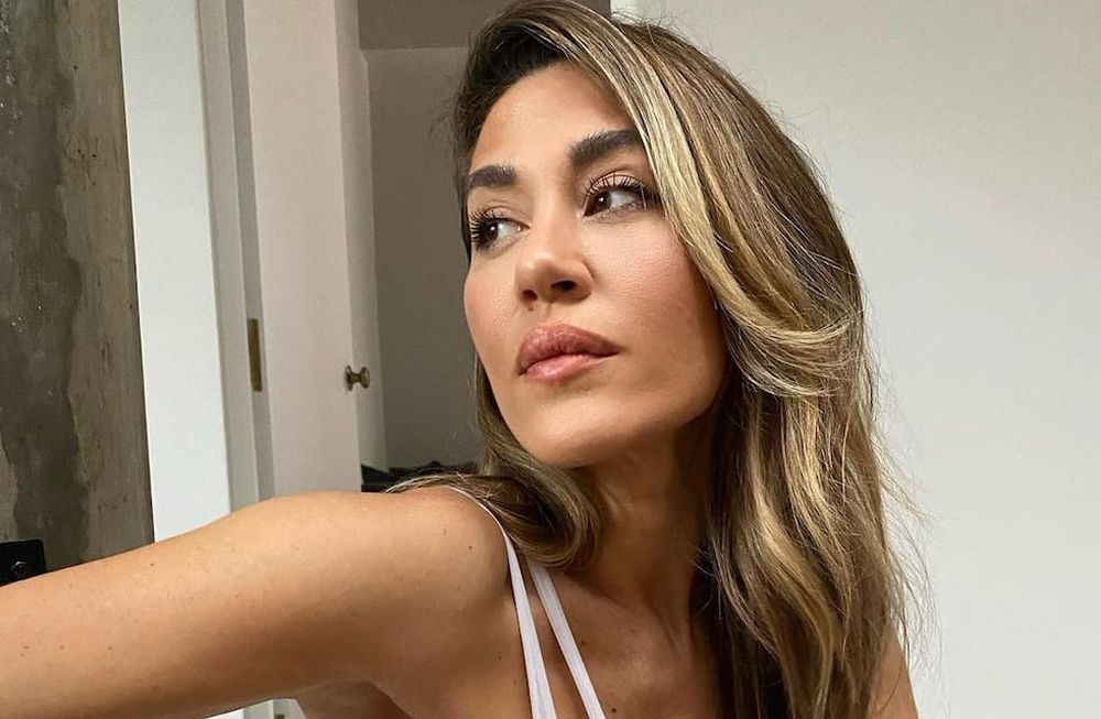 El saludo mañanero de Jimena Barón con un top blanco que apenas la cubre