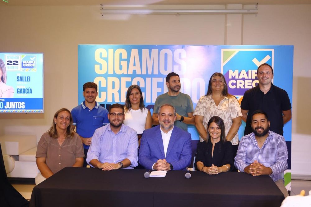 El intendente Matías Stevanato junto a sus candidatos a concejales. El Frente Maipú Crece se impuso por tres puntos de diferencia a LLA + CM. El intendente Matías Stevanato junto a sus candidatos a concejales. El Frente Maipú Crece se impuso por tres puntos de diferencia a LLA + CM.