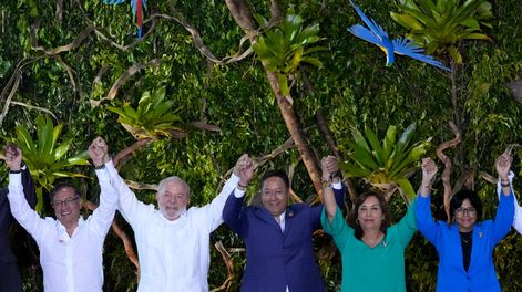 Mandatarios de países sudamericanos posan para la foto durante la Cumbre Amazónica en Belem, Brasil, 8 de agosto de 2023. De izquierda a derecha los presidentes  Gustavo Petro, de Colombia; Luiz Inacio Lula Da Silva, de Brasil; Luis Arce, de Bolivia; Dina Boluarte, de Perú, y la vicepresidenta de Venezuela, Delcy Rodríguez. (AP Foto/Eraldo Peres)