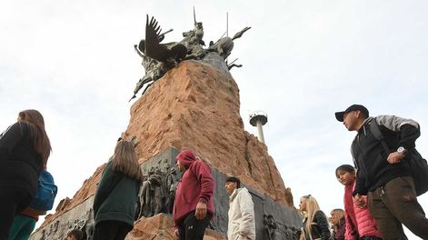 Los Andes | Más de 235.000 turistas llegaron a Mendoza por las vacaciones y se superaron las expectativasTuristas en el Cerro de la GloriaFoto: José Gutierrez / Los Andes