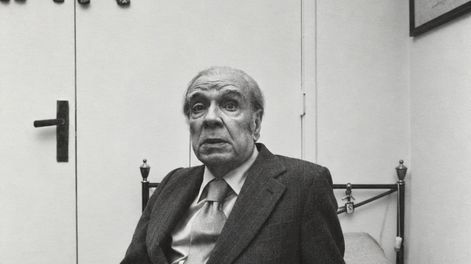 Portada del suplemento de Página/12 con Borges en su habitación. Sobre la pared se distingue el diploma del primer doctorado honoris causa que recibió en su vida, otorgado en Mendoza por la Universidad Nacional de Cuyo.
