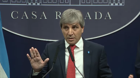 Burro, basura y corrupto: la dura respuesta de Luis Caputo a un referente de La Cámpora